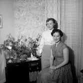 Rumsinteriör, två kvinnor, högtid.
Marianne Uhlan-Berglind