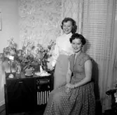 Rumsinteriör, två kvinnor, högtid.
Marianne Uhlan-Berglind