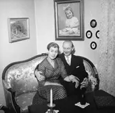 Rumsinteriör, ett par.
Rohland Ohlssons 50-årsdag.