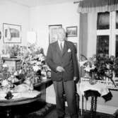 Rumsinteriör, en man.Hjalmar Lindskog på 75-årsdagen.