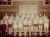 AGF (gymnastikförening), gruppbild, äldre pojktruppen 18 st pojkar i gymnastiksalen.