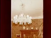 Rumsinteriör, taklampa, kristallkrona.
Kapten Grundberg.