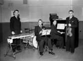 Fyra män med musikinstrument, Olle Bratting & Co.
Olle Bratting: vibrafon; Helgesson: klarinett; Harry Törnblom: piano; Algot Larsson: violin.
Konsum.