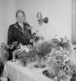 Rumsinteriör, en kvinna.
Fru Asker på födelsedagen.