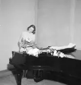 Gymnastik, en flicka vid pianot.
Fröken Bierich