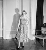 Rumsinteriör, en kvinna.Bertil Sehlin (beställare).