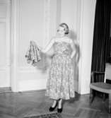 Rumsinteriör, en kvinna.Bertil Sehlin (beställare).