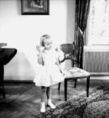 Rumsinteriör, en liten flicka.Bertil Sehlin (beställare).