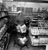 Konsum Lillån, affärsinteriör, en kvinna.