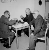 Rumsinteriör, tre män. 