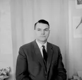 En man, bröstbild.E. Nilsson