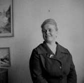 En kvinna, bröstbild.MajBilden tagen för pass.