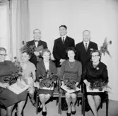 Rumsinteriör, grupp 8 personer, Kexens pensionärer. Personalklubben uppvaktar.
Örebro Kexfabrik.