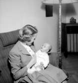 Rumsinteriör, en kvinna och en baby.Bigge Holmberg