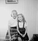 Rumsinteriör, två flickor.Jansson