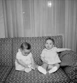 Rumsinteriör, två småflickor i soffan.Fru Blomberg