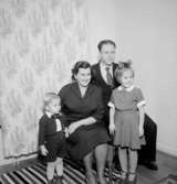 Rumsinteriör, familjegrupp fyra personer.Berglund