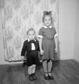 Rumsinteriör, två barn.Berglund