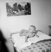 Rumsinteriör, en baby.Rudolf Rittbergs dotter, 4 månader gammal.