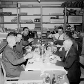 Rumsinteriör, grupp vid bordet, Kexens pensionärer. Personalklubben uppvaktar.
Sven-Olle avtackas.
Örebro Kexfabrik.