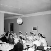 Rumsinteriör, grupp vid bordet, Kexens pensionärer.
Avtackning.
Örebro Kexfabrik.