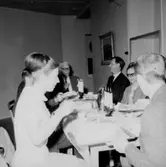 Rumsinteriör, grupp vid bordet. Luciafirande.
Örebro Kexfabrik.