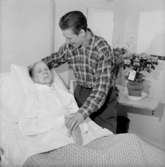 Rumsinteriör, två personer.Fru Lindman på 70 årsdagen.