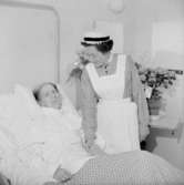 Rumsinteriör, två kvinnor.Fru Lindman på 70 årsdagen.