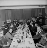 Interiör, grupp vid bordet. Kexens Konstklubb.
Örebro Kexfabrik