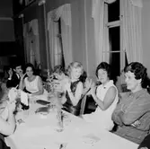 Interiör, grupp vid bordet. Kexens Konstklubb.
Örebro Kexfabrik