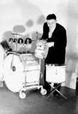 En man med musikinstrument (trummor).
Harry Gustavsson