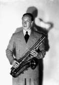 En man med musikinstrument (saxofon).
Carl-Henry Norin
