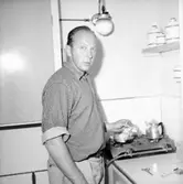 Svensexa, interiör, en man.
Bjudning hos Uddgarn.