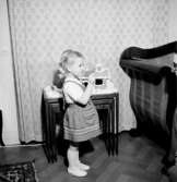 Rumsinteriör, en liten flicka.Beijer