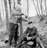 Två män i skogen.Rune Olsson