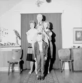 Rumsinteriör, familjegrupp fem personer.