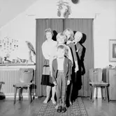 Rumsinteriör, familjegrupp fem personer.