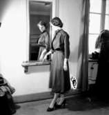 Rumsinteriör, en kvinna.Bertil Sehlin (beställare).