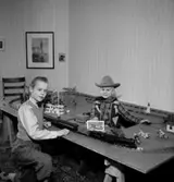 Rumsinteriör, barnlek, två pojkar.
Elof Larsson