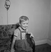 Rumsinteriör, en pojke.
Fru Fromell