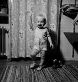 Rumsinteriör, en liten pojke.Åke Andersson