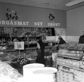 Konsum Tybble, affärsinteriör, kunder och personal.