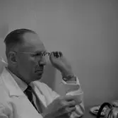 Kaffedrickande, en man.
Konsum Tybble.