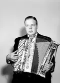 En man med musikinstrument (dragspel).
Bengt Larsson