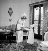 Rumsinteriör, Lucia och stjärngosse.
Fru Larsson