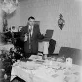 Rumsinteriör, en man.
Olle Carlberg på 50-årsdagen.