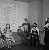 Rumsinteriör, födelsedagsfirande, släktgrupp.