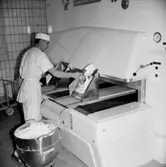 Konsums Bageri, interiör, en man.