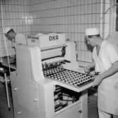 Konsums Bageri, interiör, två män.