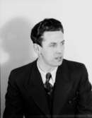 En ung man, bröstbild.Jean Karlsson